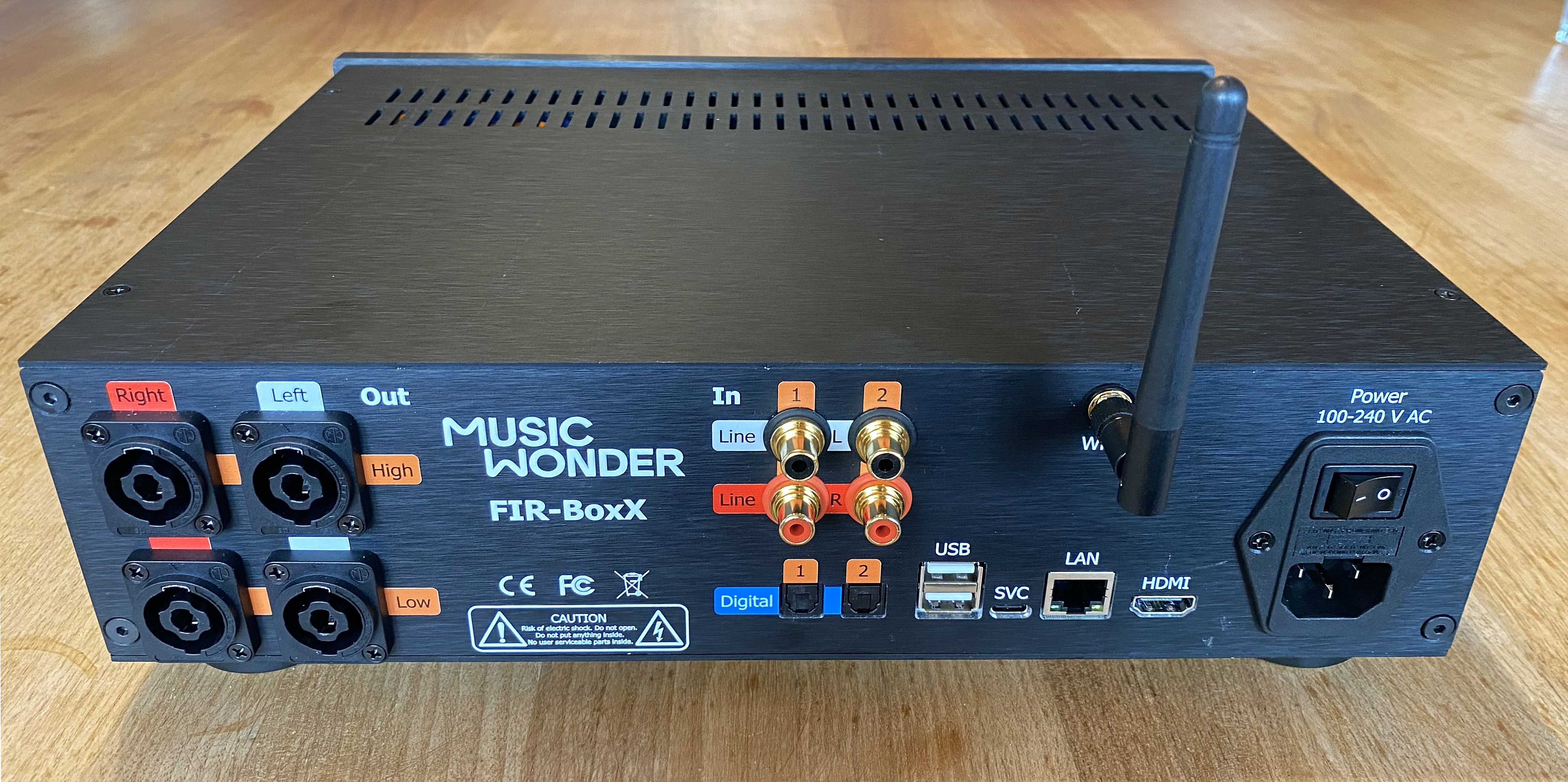 Rückseite FIR-BoxX: Ausgänge, Eingänge, Daten und Strom